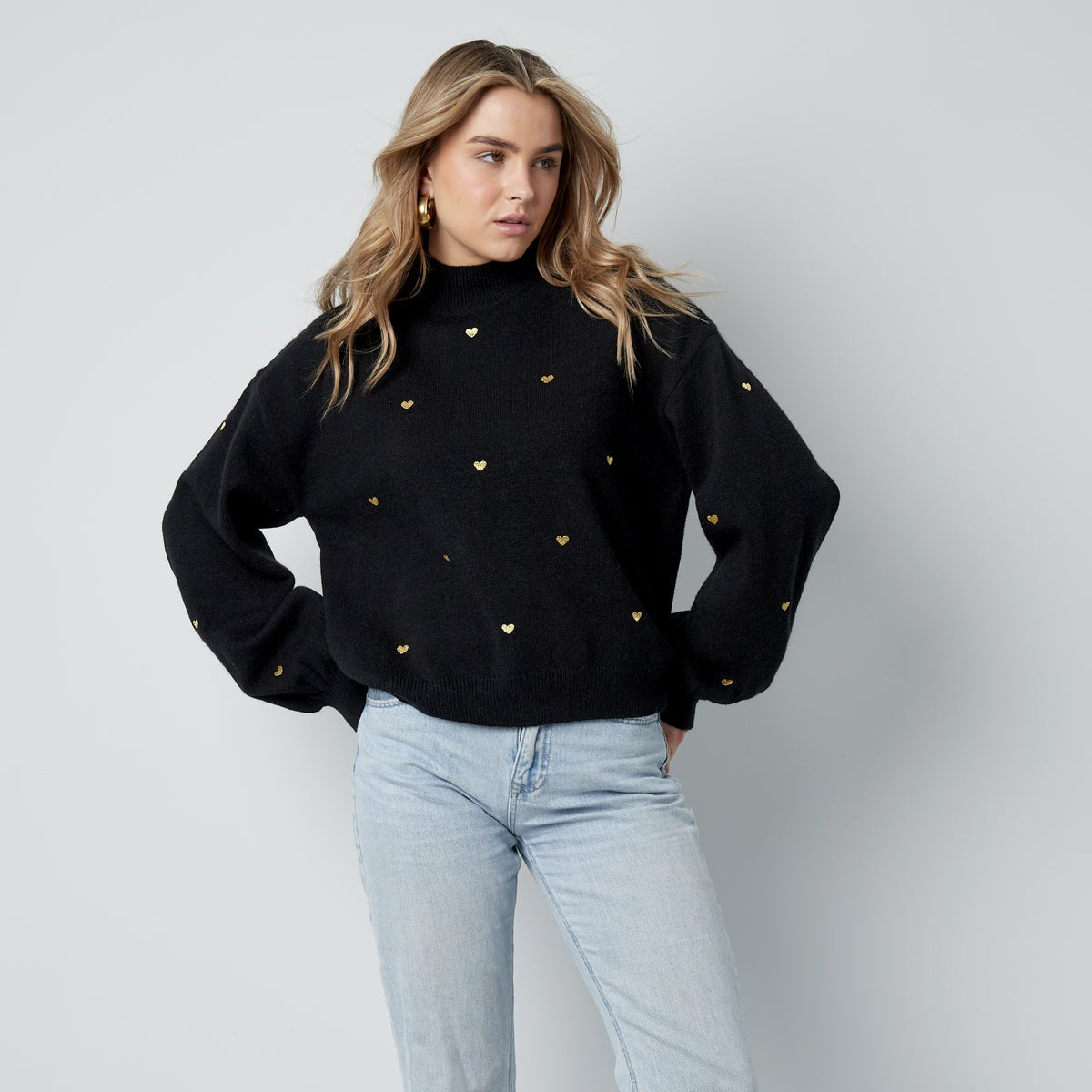 Maglione con ciondolo a forma di cuore - nero