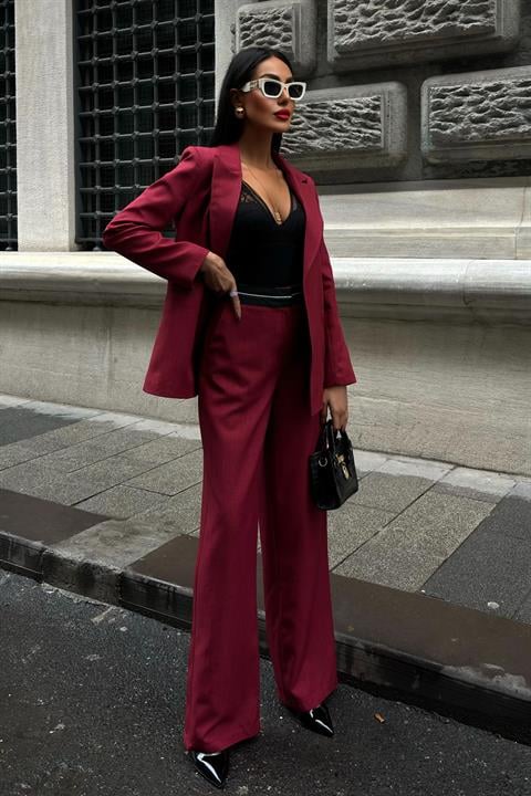Abito con cintura e dettagli - rosso bordeaux