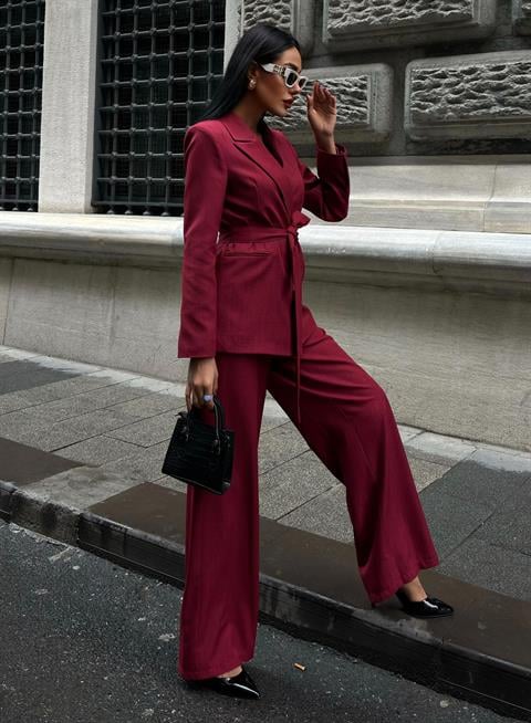 Abito con cintura e dettagli - rosso bordeaux