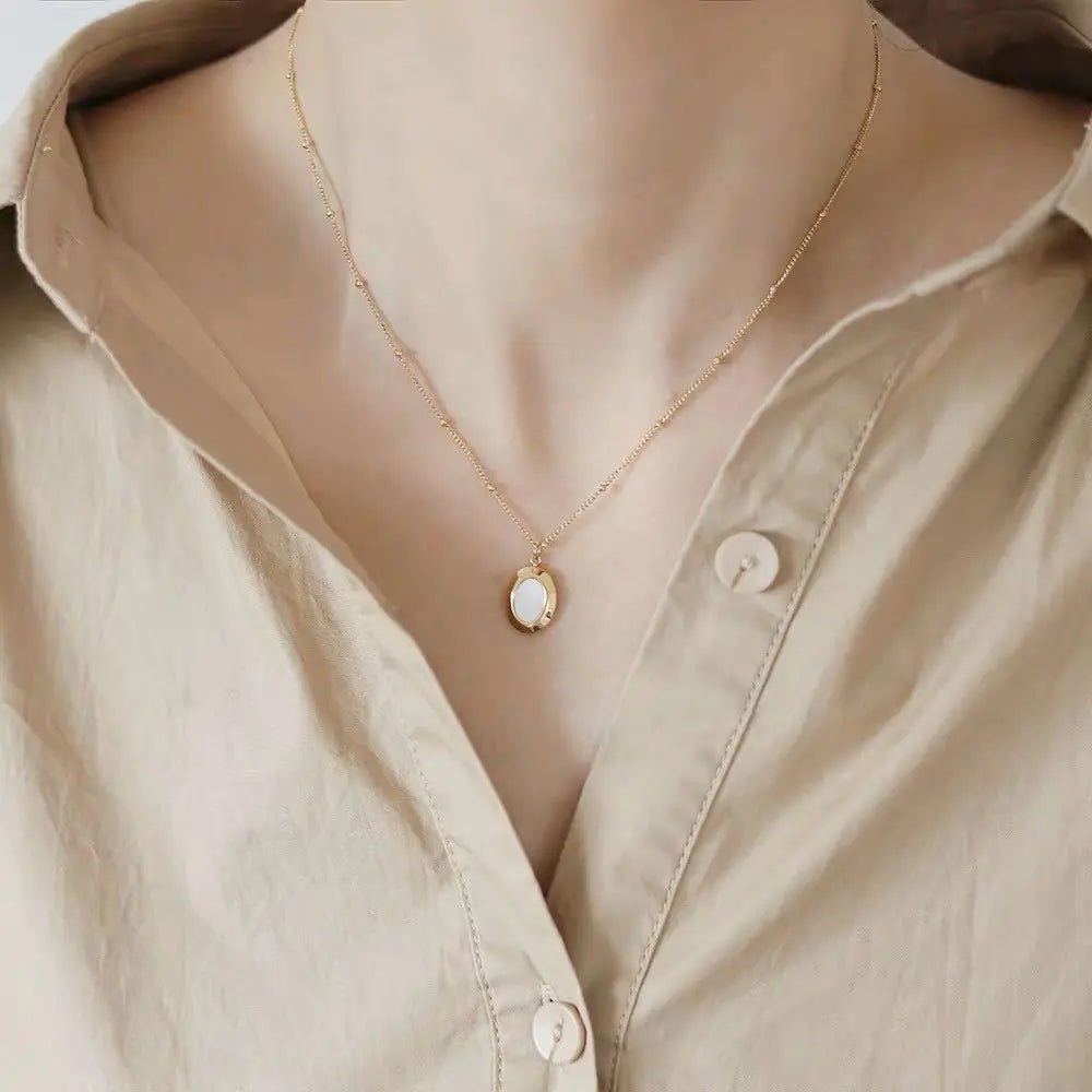 Collana con ciondolo ovale di lusso